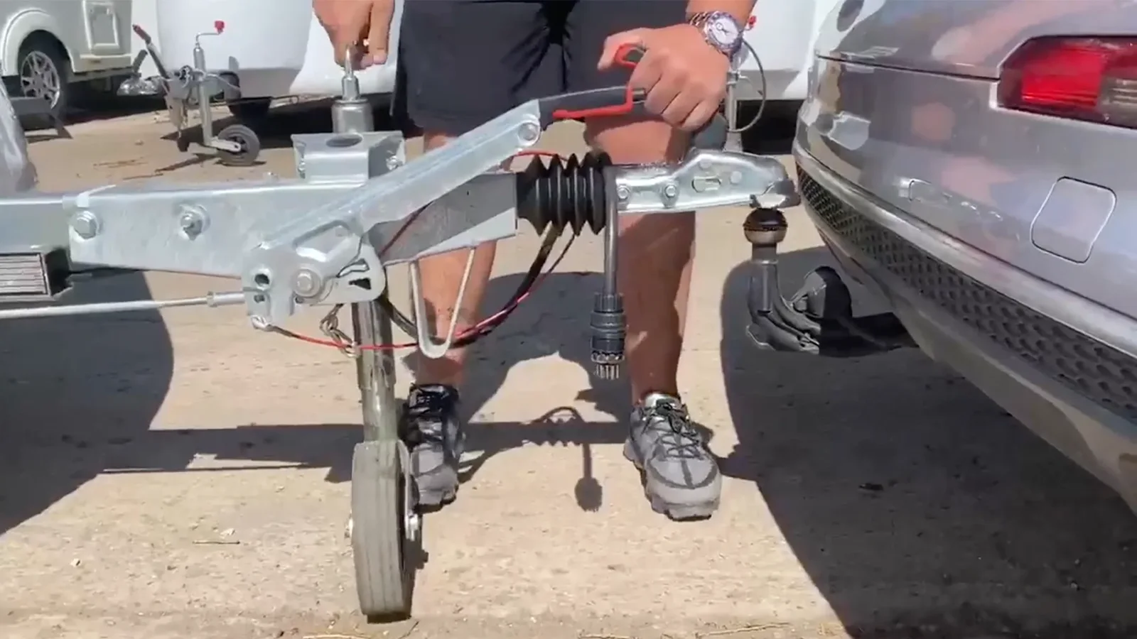 Go-Pod hitch and jockey wheel